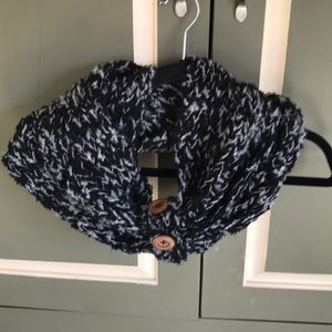 🔘 NWT Simply Noelle double looped buttoned scarf